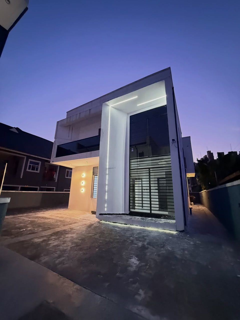 Contemporary 4-Bed Duplex, Ada George